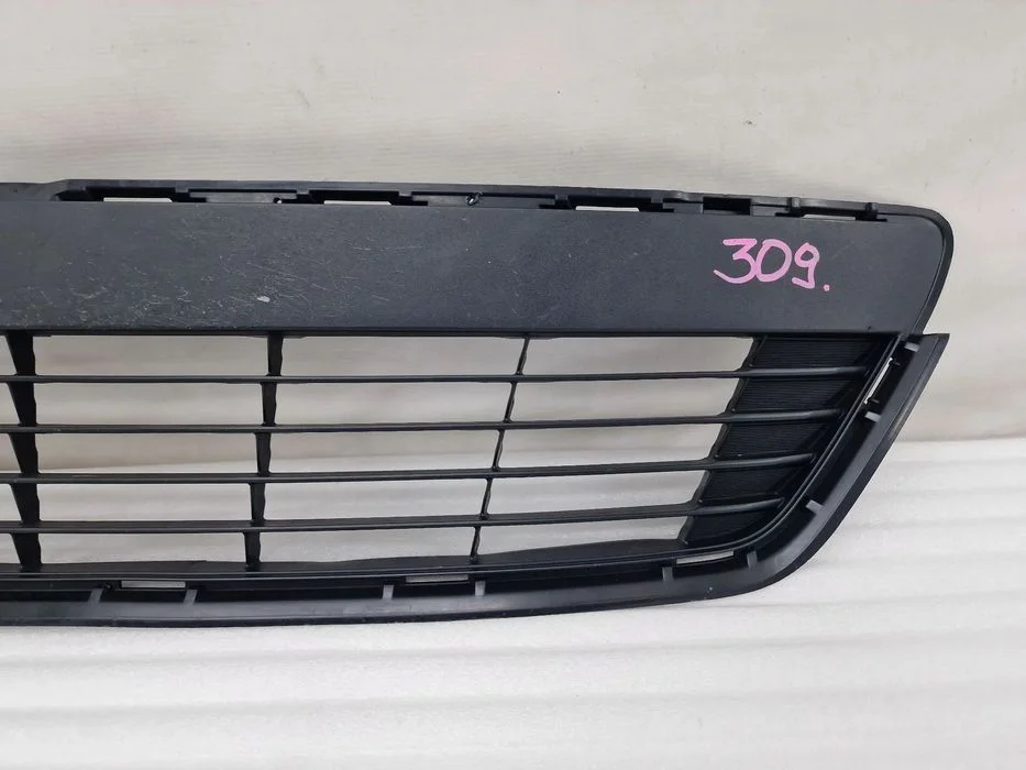 Toyota Yaris Iii 11- Kratka Środkowa Zderzaka Przedniego , Nr 53112-0D210 , Nr Aukcji K309 – zdjęcie 2