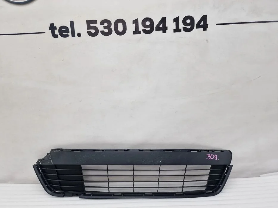 Toyota Yaris Iii 11- Kratka Środkowa Zderzaka Przedniego , Nr 53112-0D210 , Nr Aukcji K309