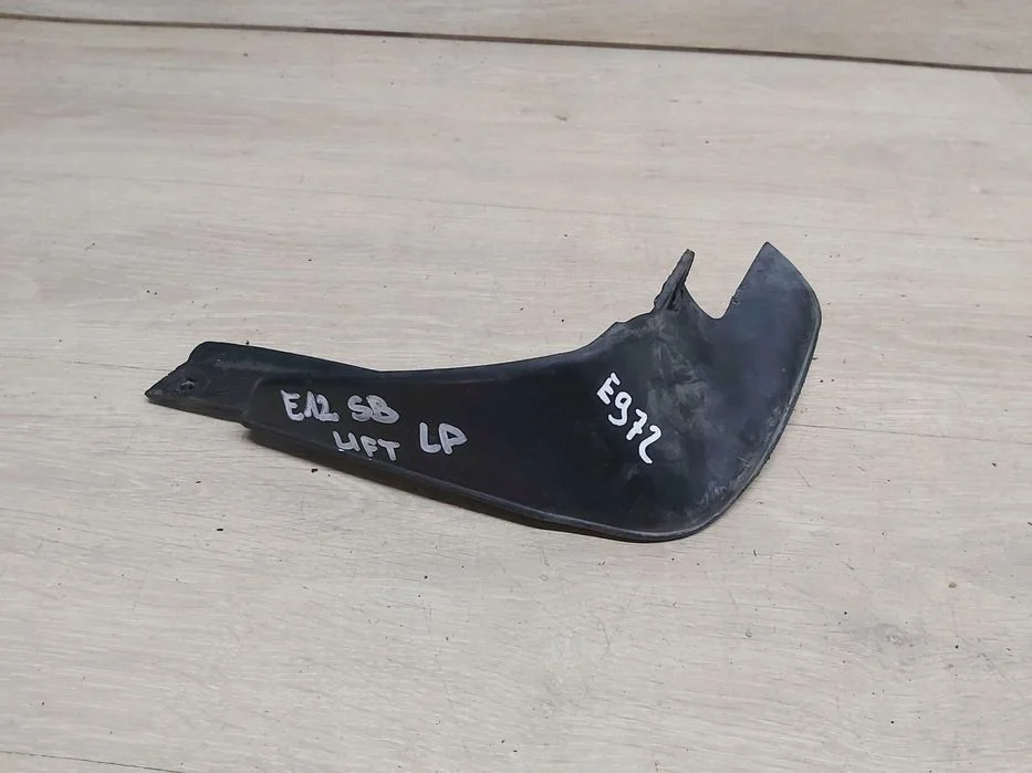 Toyota Corolla E12 chlapacz lewy przód
