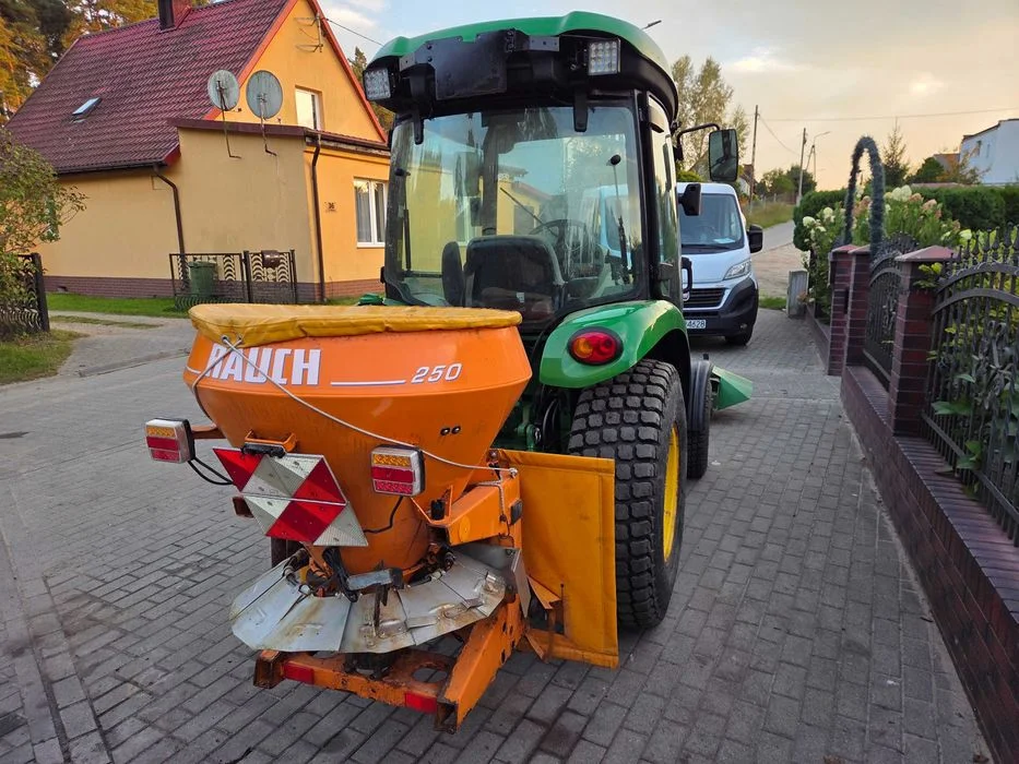 John Deere 3033R – ciągnik komunalny / sadowniczy 2017 rok 4x4 – zdjęcie 4