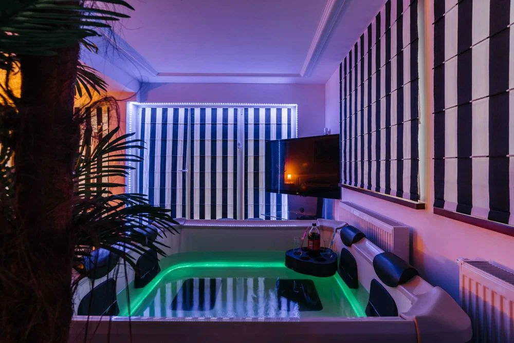 Apartament Domek Nastrojowy LOVE SPA JAUCUZZI w pokoju na wyłączność na życzenie śniadanie do pokoju strefa grill wypoczynek jacuzzi rowery E-bike – zdjęcie 2