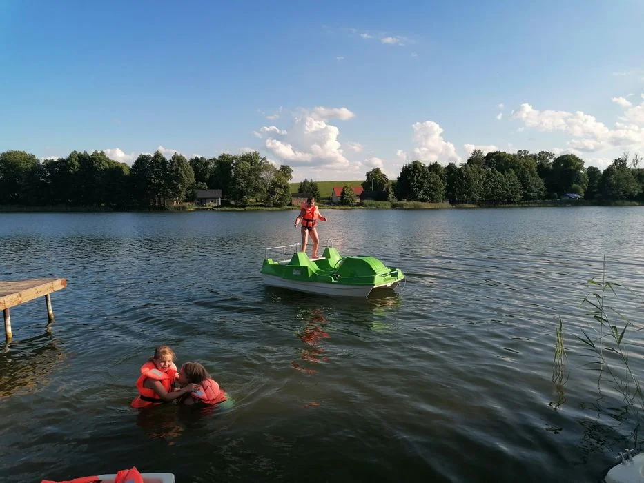 Domek nad jeziorem Mazury sauna i bania wolne terminy – zdjęcie 11