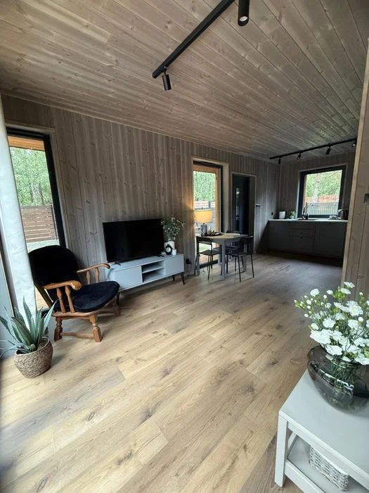Domek nad jeziorem, las jacuzzi prywatne – zdjęcie 9