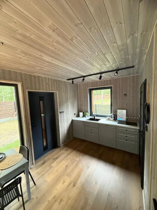 Domek nad jeziorem, las jacuzzi prywatne – zdjęcie 10