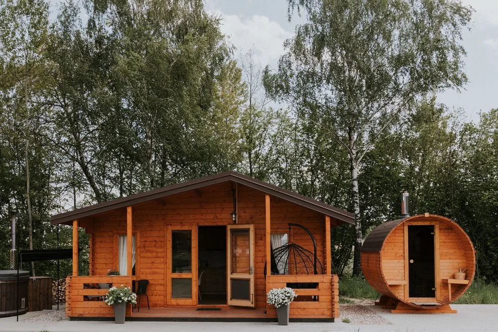 Domek na wynajem z jacuzzi sauną dla 4 osób śniadania, obiadokolacje, kino plenerowe, łowisko, rowery, deski SUP – zdjęcie 5