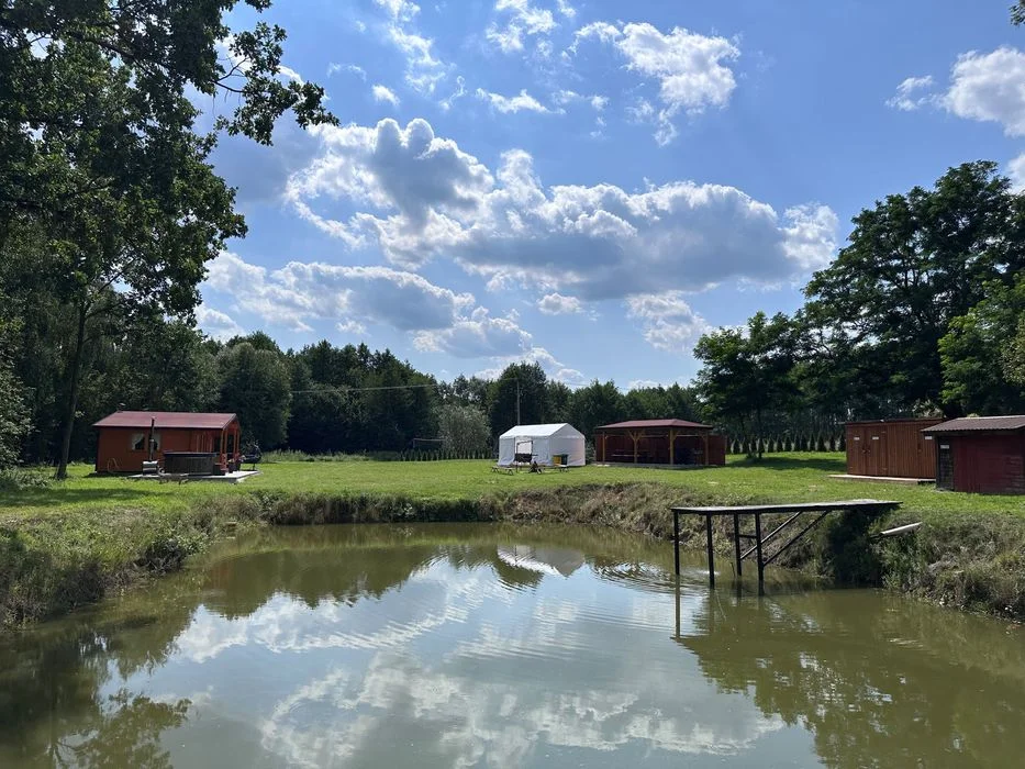 Domek na wynajem z jacuzzi sauną dla 4 osób śniadania, obiadokolacje, kino plenerowe, łowisko, rowery, deski SUP – zdjęcie 4