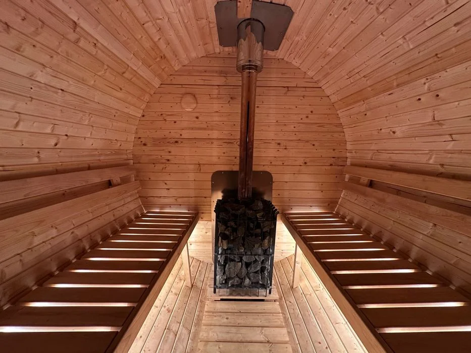 Domek na wynajem z jacuzzi sauną dla 4 osób śniadania, obiadokolacje, kino plenerowe, łowisko, rowery, deski SUP – zdjęcie 3