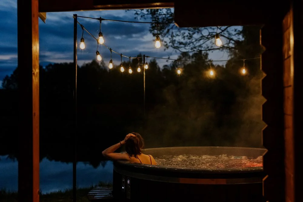 Domek na wynajem z jacuzzi sauną dla 4 osób śniadania, obiadokolacje, kino plenerowe, łowisko, rowery, deski SUP