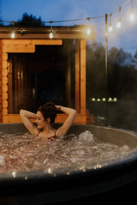 Domek na wynajem z jacuzzi sauną dla 4 osób śniadania, obiadokolacje, kino plenerowe, łowisko, rowery, deski SUP – zdjęcie 2
