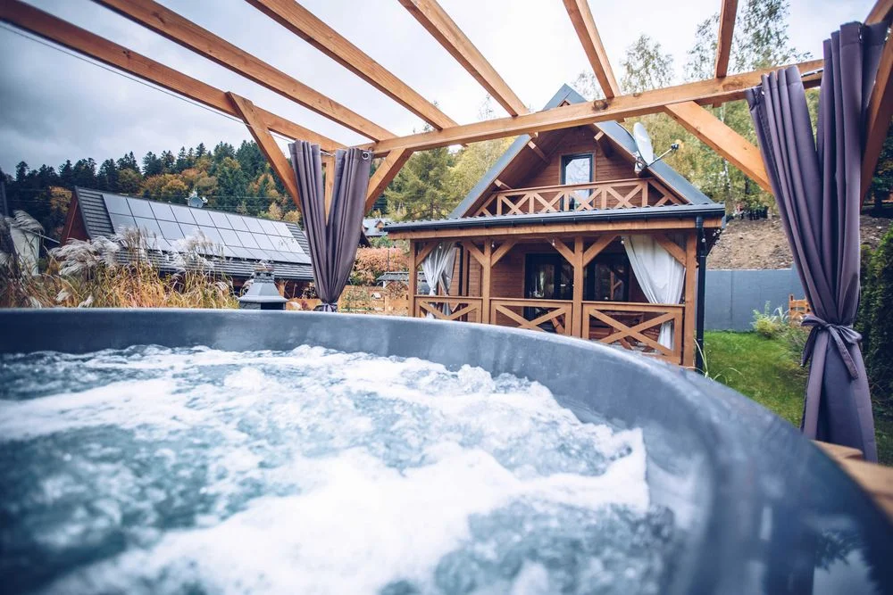 Domki. Bieszczady. Balia, jacuzzi na wyłączność w cenie.