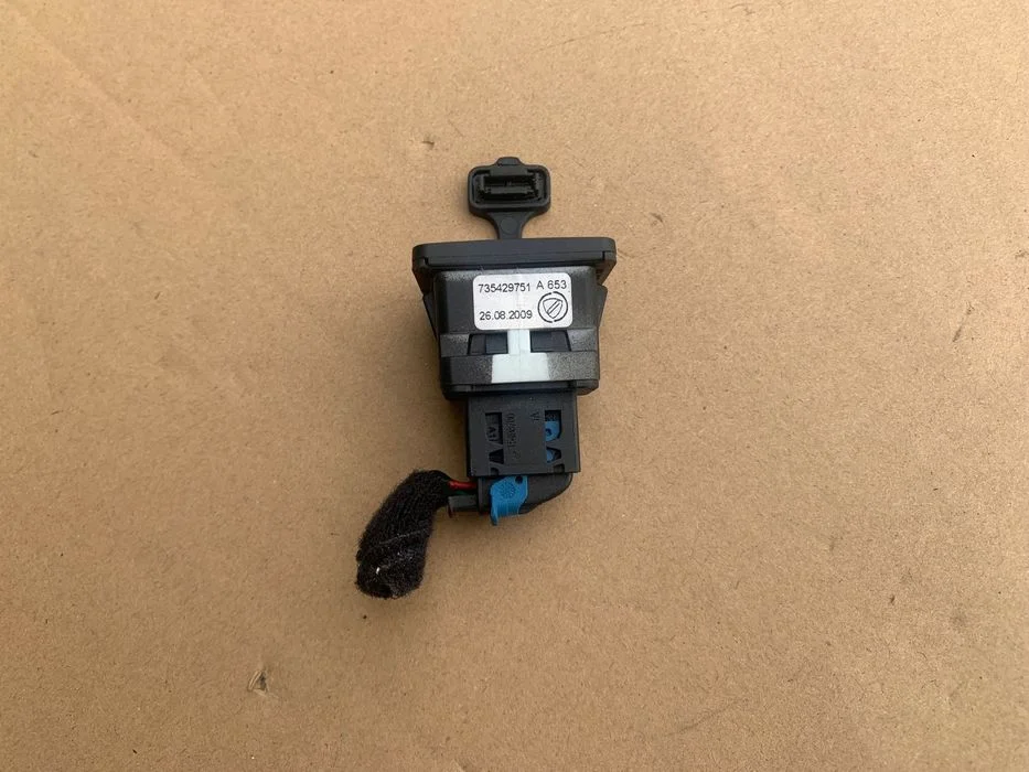 735429751 gniazdo usb fiat grande Punto III 3 lift – zdjęcie 2