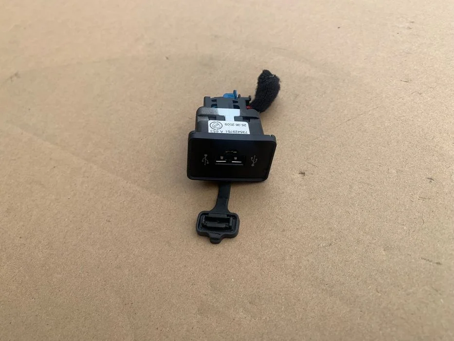 735429751 gniazdo usb fiat grande Punto III 3 lift