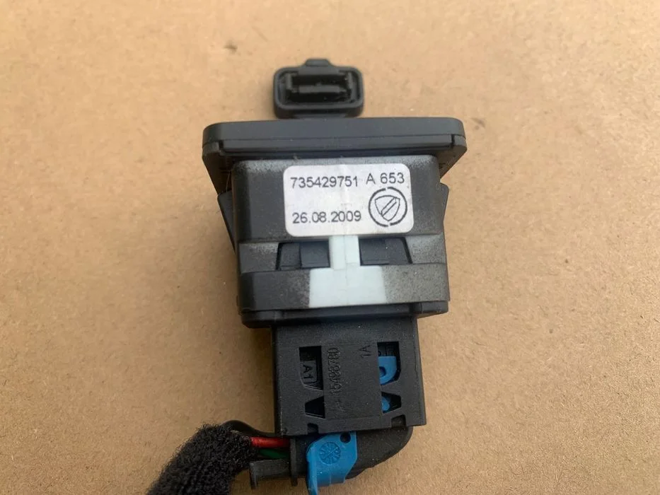 735429751 gniazdo usb fiat grande Punto III 3 lift – zdjęcie 3