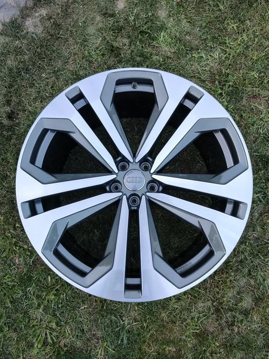 Oryginalna Felga 22" Audi Q8 SQ8 S-Line – 4M8601025K – Stan bardzo dobry