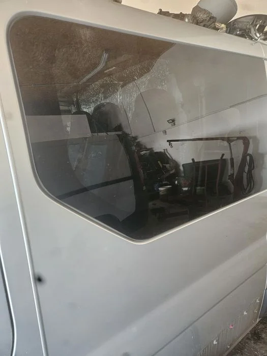 Renault Trafic Vivaro 01-14rok szyba karoseryjna lewa – zdjęcie 2