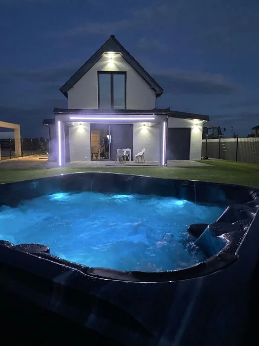 Domek nad jeziorem 10 os z jacuzzi sauna linia brzegowa prywatna plaza TOP ! Spalona