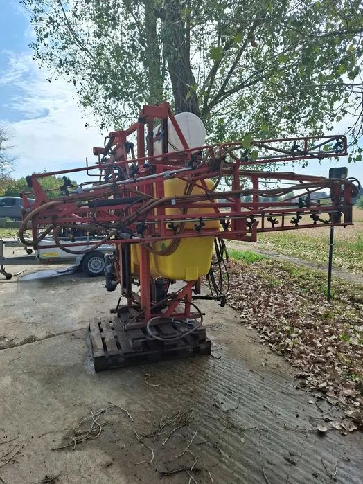 Opryskiwacz Beyne 18 m 800L rozkładany hydraulicznie – zdjęcie 2