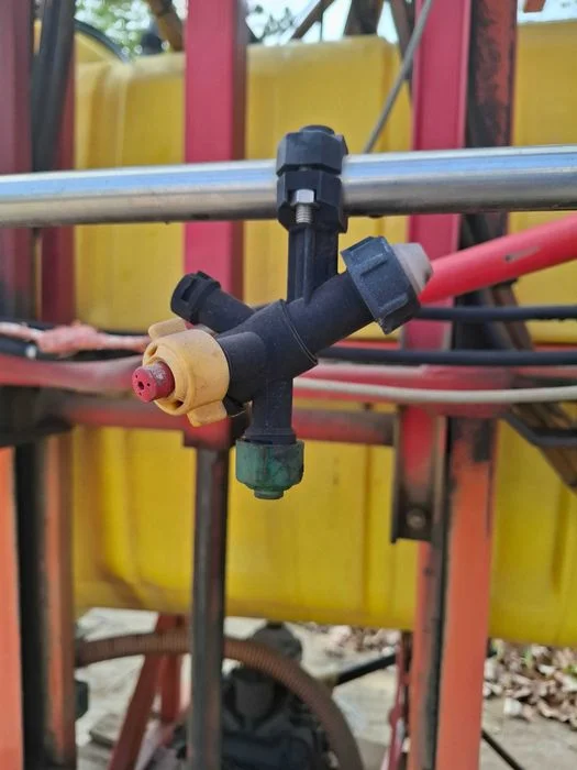Opryskiwacz Beyne 18 m 800L rozkładany hydraulicznie – zdjęcie 5