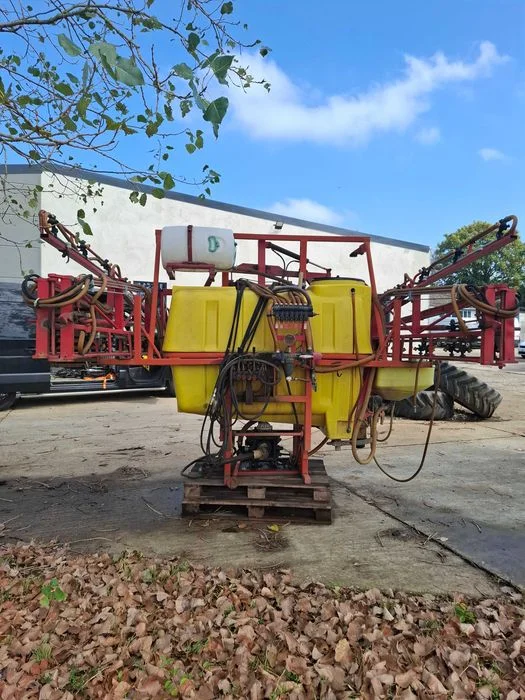 Opryskiwacz Beyne 18 m 800L rozkładany hydraulicznie