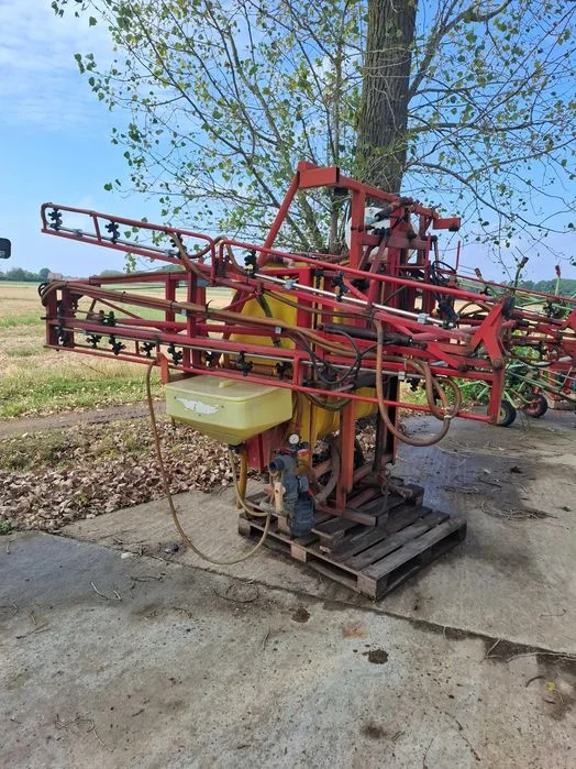 Opryskiwacz Beyne 18 m 800L rozkładany hydraulicznie – zdjęcie 3