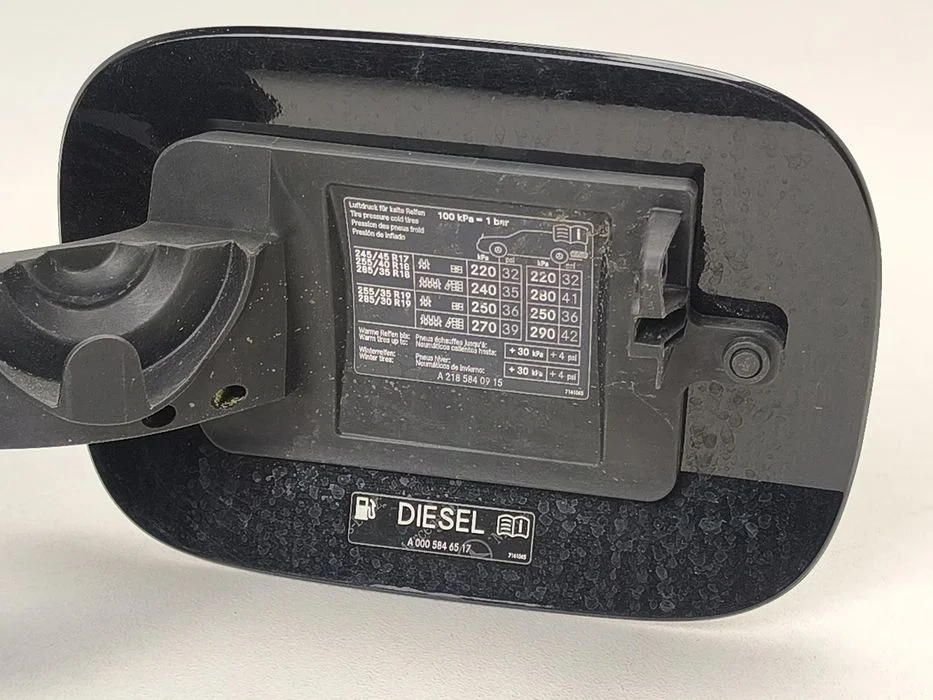 Klapka wlewu paliwa diesel wlew czarny 197 mercedes cls w218 2010–20 – zdjęcie 2