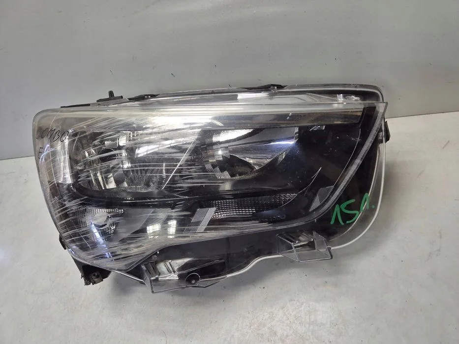 Uszkodzona Lampa Opel Combo E 9816825480 Reflektor Prawa Strona
