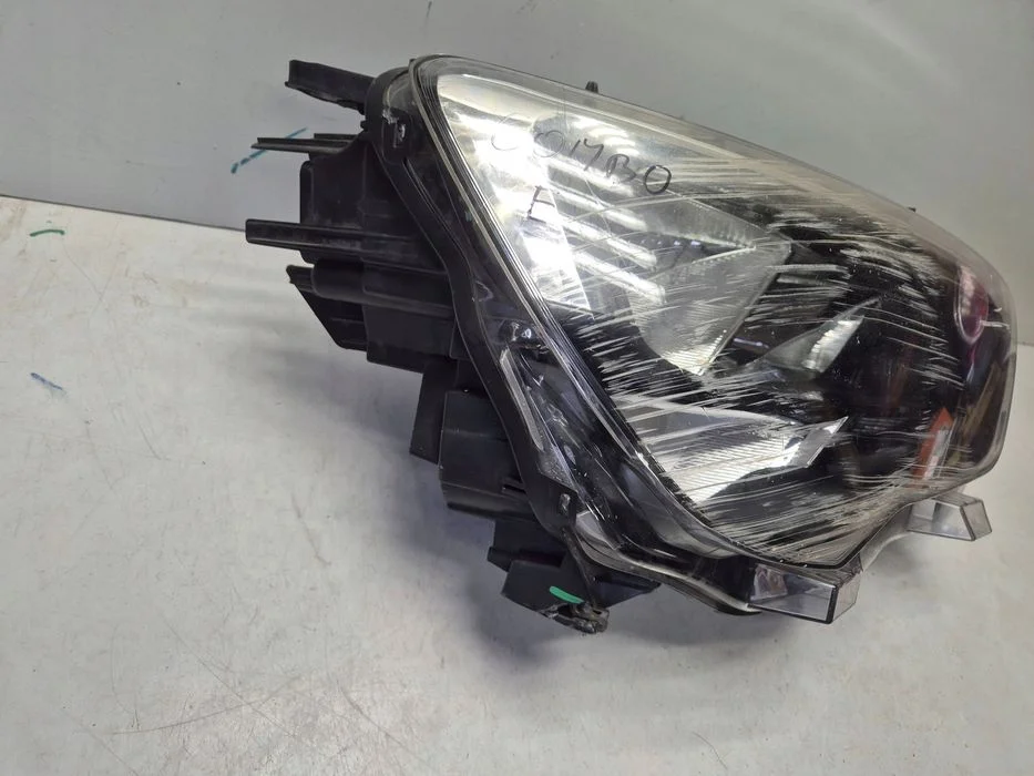 Uszkodzona Lampa Opel Combo E 9816825480 Reflektor Prawa Strona – zdjęcie 2