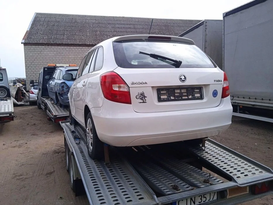 Na części Skoda Fabia II Kombi 1.6 TDI CAYB LF9E silnik skrzynia biegów klapa błotnik drzwi zderzak – zdjęcie 3