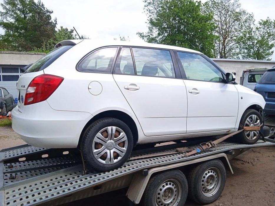 Na części Skoda Fabia II Kombi 1.6 TDI CAYB LF9E silnik skrzynia biegów klapa błotnik drzwi zderzak – zdjęcie 4