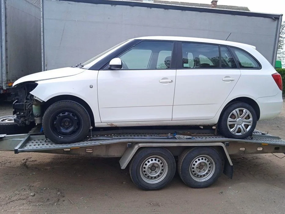 Na części Skoda Fabia II Kombi 1.6 TDI CAYB LF9E silnik skrzynia biegów klapa błotnik drzwi zderzak – zdjęcie 2