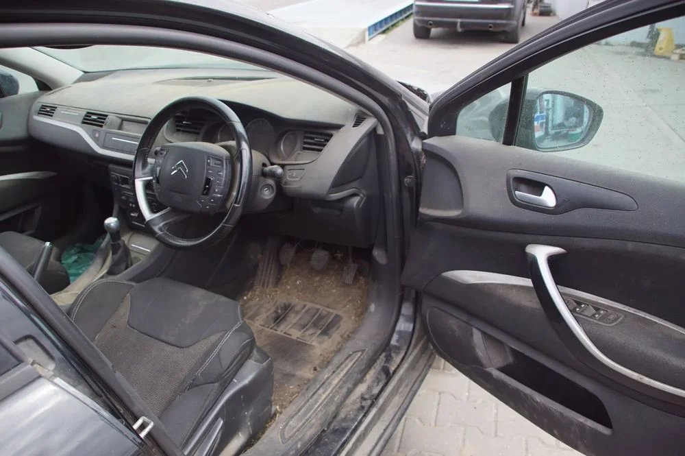 Auto na części - Citroen C5 II X7 1.6 HDI 110 KM 9HZ BE4R KTV 2008R Silnik Skrzynia Drzwi Szyba Błotnik Klapa Lampa Deska Kokpit Sterownik Moduł Kierownica Licznik – zdjęcie 9