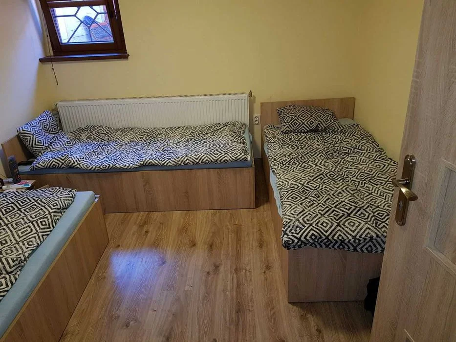 Nowe pokoje dla 10 pracowników w domu wolnostojącym zogrodem w Lesznie – zdjęcie 3