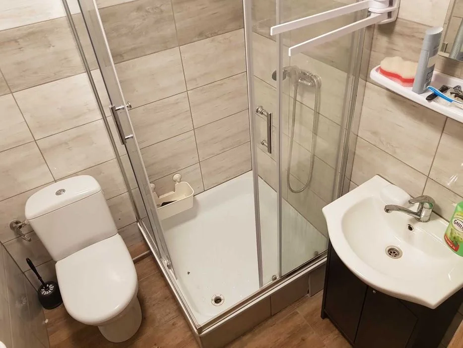 Nowe pokoje dla 10 pracowników w domu wolnostojącym zogrodem w Lesznie – zdjęcie 7
