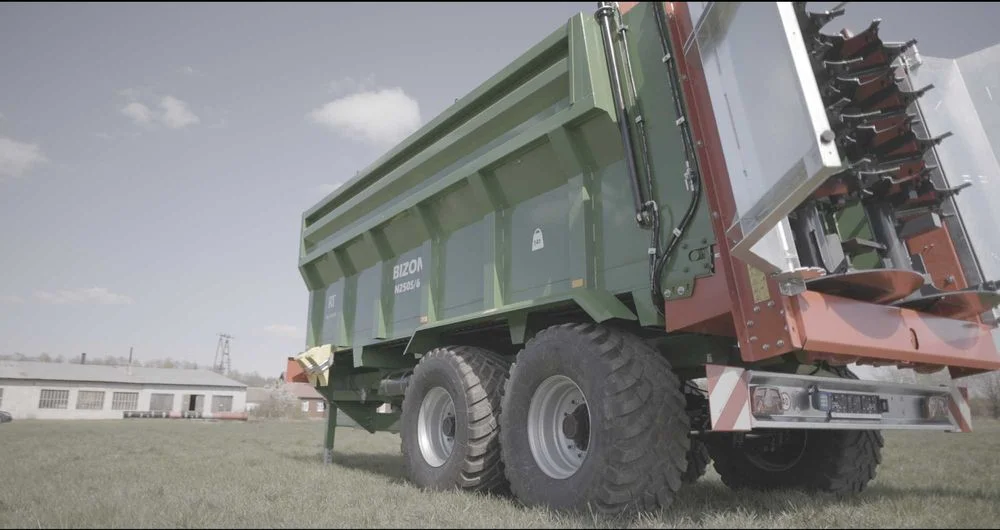 Rozrzutnik N250S/6 BIZON 14t – wersja PRO (skrętna oś, hydrauliczny dyszel) – zdjęcie 7