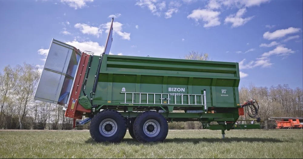 Rozrzutnik N250S/6 BIZON 14t – wersja PRO (skrętna oś, hydrauliczny dyszel)
