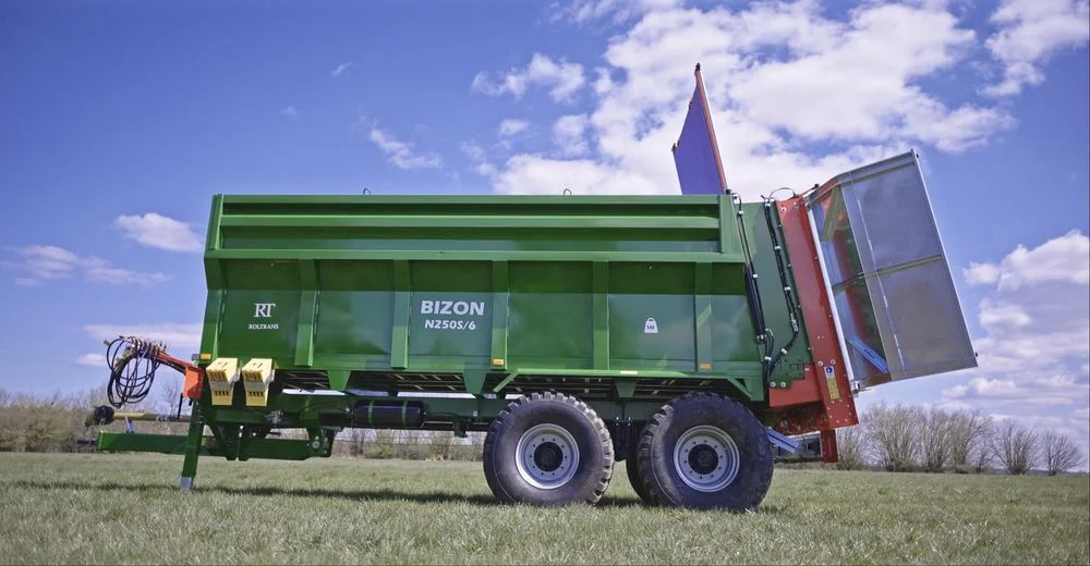 Rozrzutnik N250S/6 BIZON 14t – wersja PRO (skrętna oś, hydrauliczny dyszel) – zdjęcie 2
