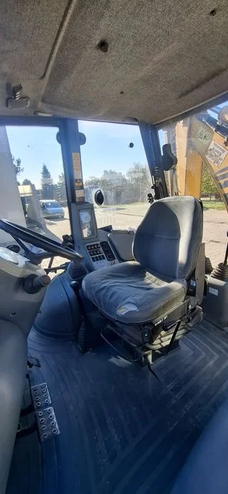 Koparko-ładowarka Komatsu WB 93 – zdjęcie 4