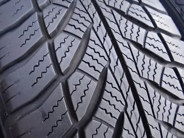 205/60/R16 92H Goodyear Ultra Grip 8 – zdjęcie 4