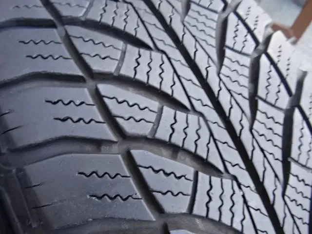 205/60/R16 92H Goodyear Ultra Grip 8 – zdjęcie 5