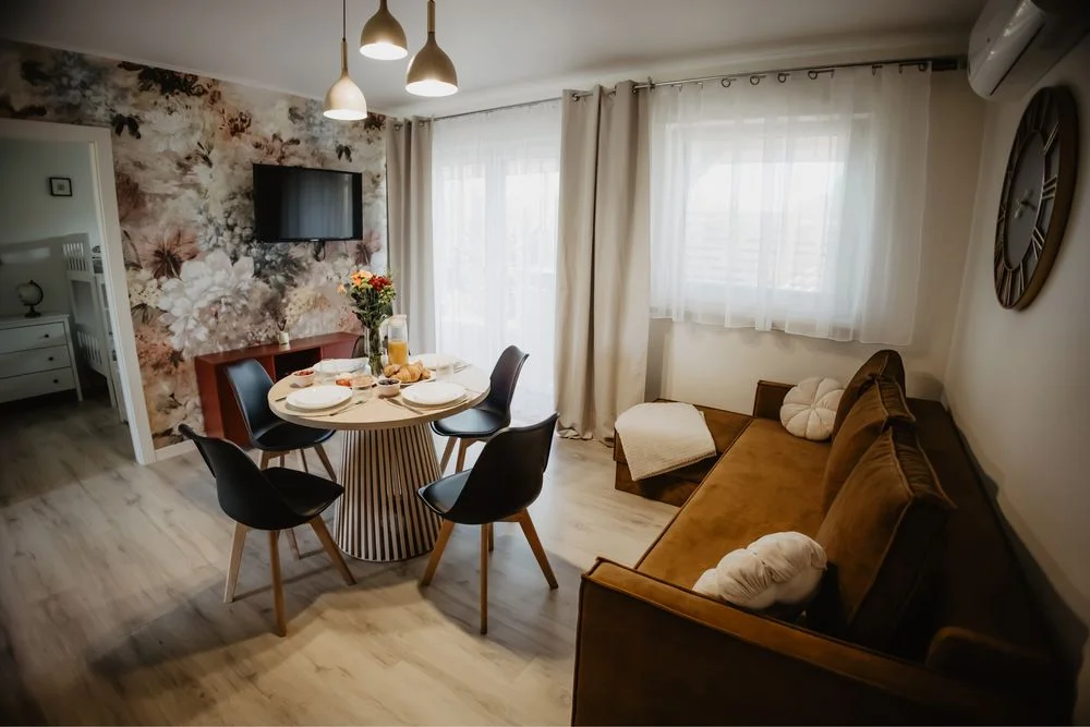 DOSTĘPNY 16-18 PAŹDZIERNIKA – Domki całoroczne – Kominek – Jacuzzi na tarasie – Bilard – Basen – Noclegi Bałtów – Magiczny Zakątek