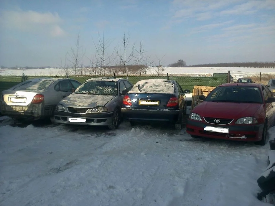 Toyota Avensis T22 zacisk jarzmo prawy tył – zdjęcie 9