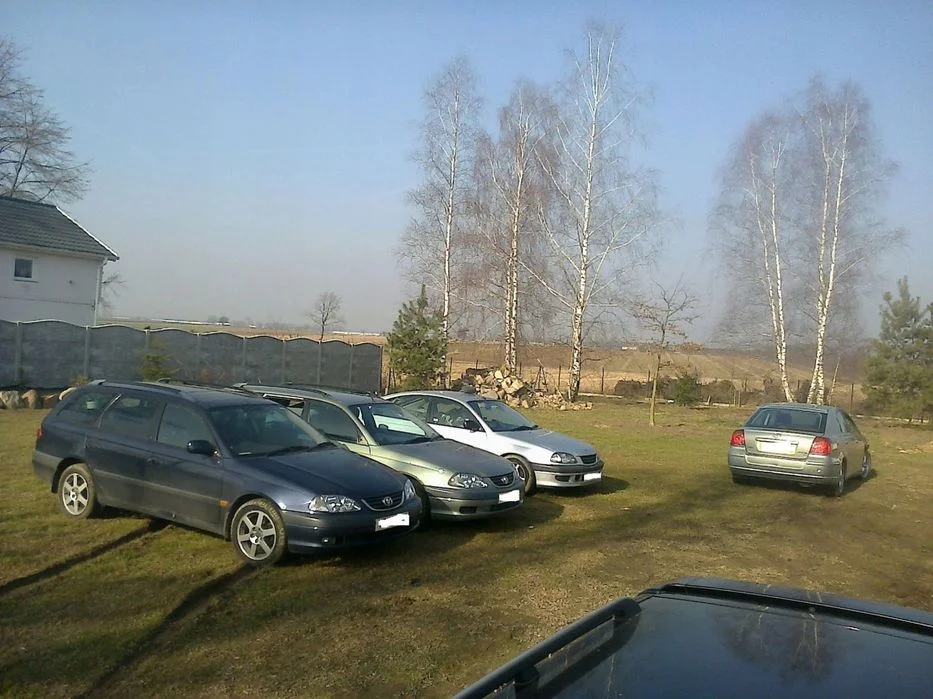 Toyota Avensis T22 zacisk jarzmo prawy tył – zdjęcie 8