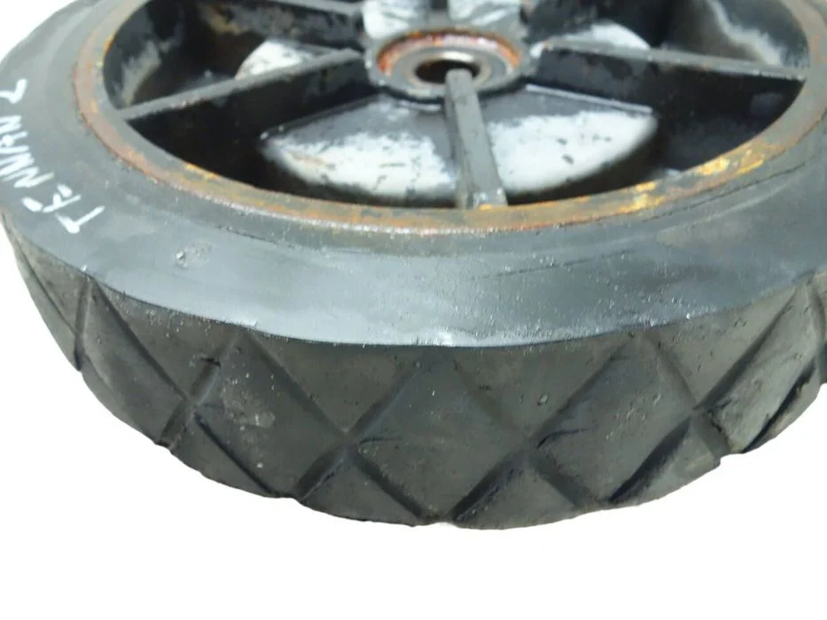 Zamiatarka Tennant M20 Koło Tylne 1059671 – zdjęcie 6