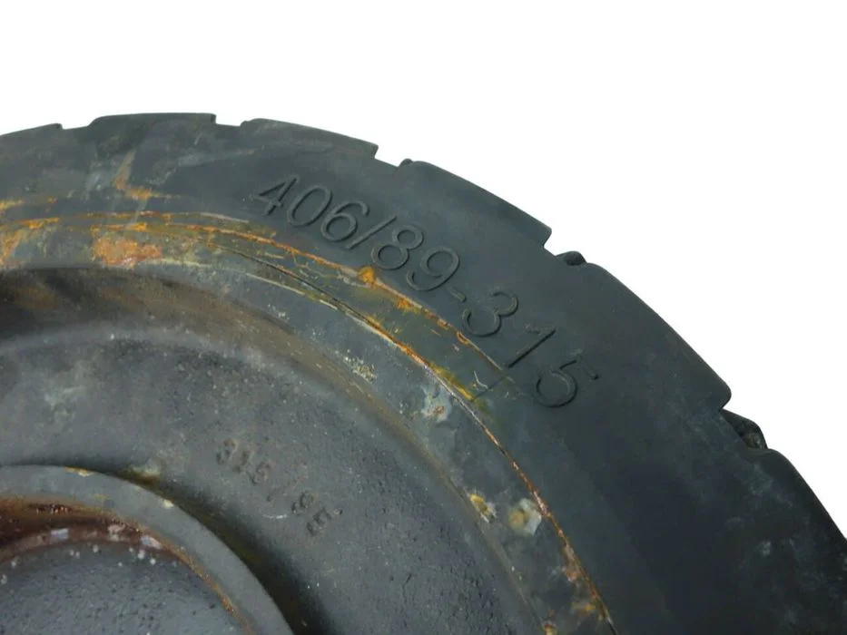 Zamiatarka Tennant M20 Koło Tylne 1059671 – zdjęcie 2