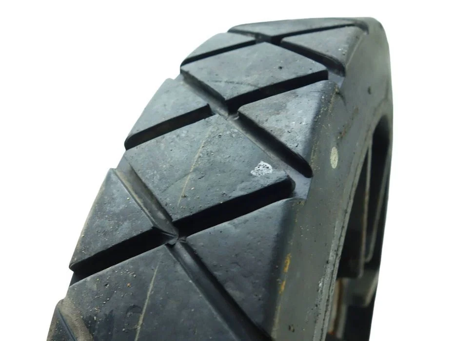 Zamiatarka Tennant M20 Koło Tylne 1059671 – zdjęcie 3