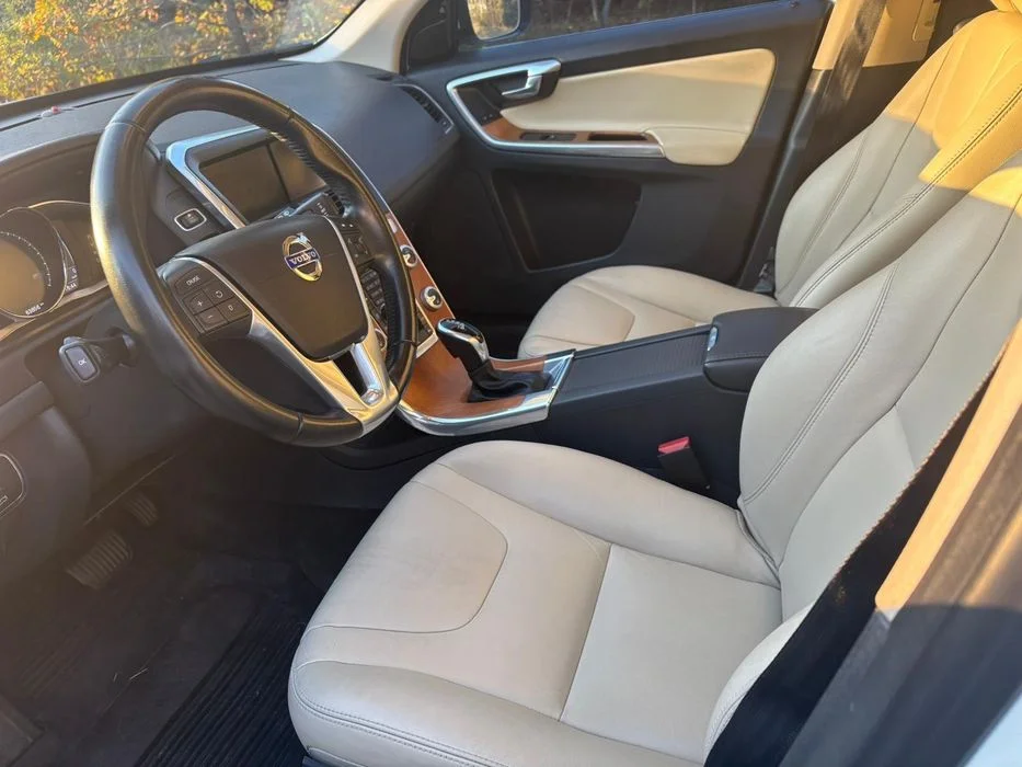 Volvo XC60 niski przebieg – zdjęcie 6