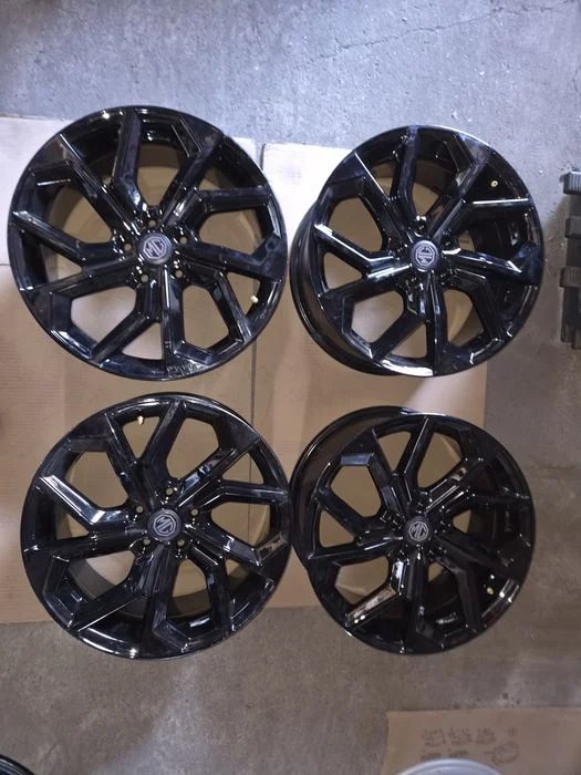 Komplet felg aluminiowych MG 18" 5x112 8J ET51 Otwór 57.1 (4 szt.)