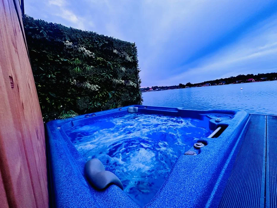 Ekskluzywny Domek nad Jeziorem Spalona Jacuzzi – Idealny na Wypoczynek – zdjęcie 12