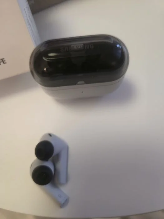 Słuchawki SAMSUNG Galaxy Buds3 FE Szary – zdjęcie 4