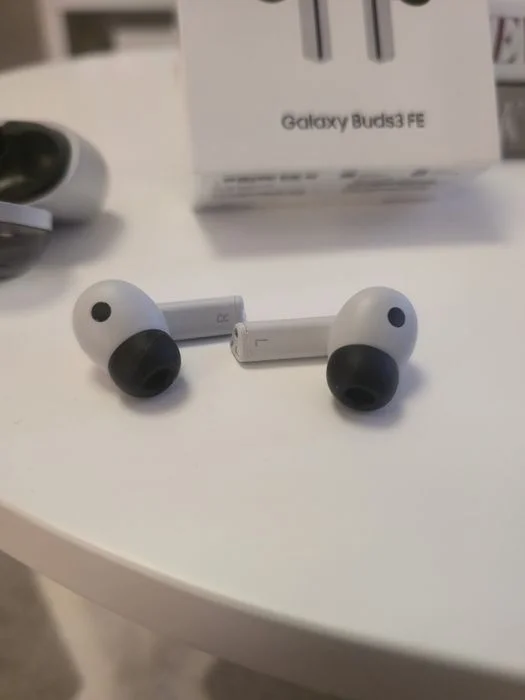 Słuchawki SAMSUNG Galaxy Buds3 FE Szary – zdjęcie 3